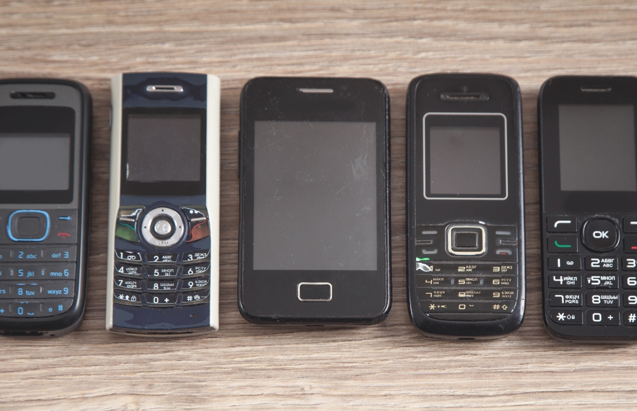 Bijna helft oude telefoons eindigt in de la als reservetelefoon