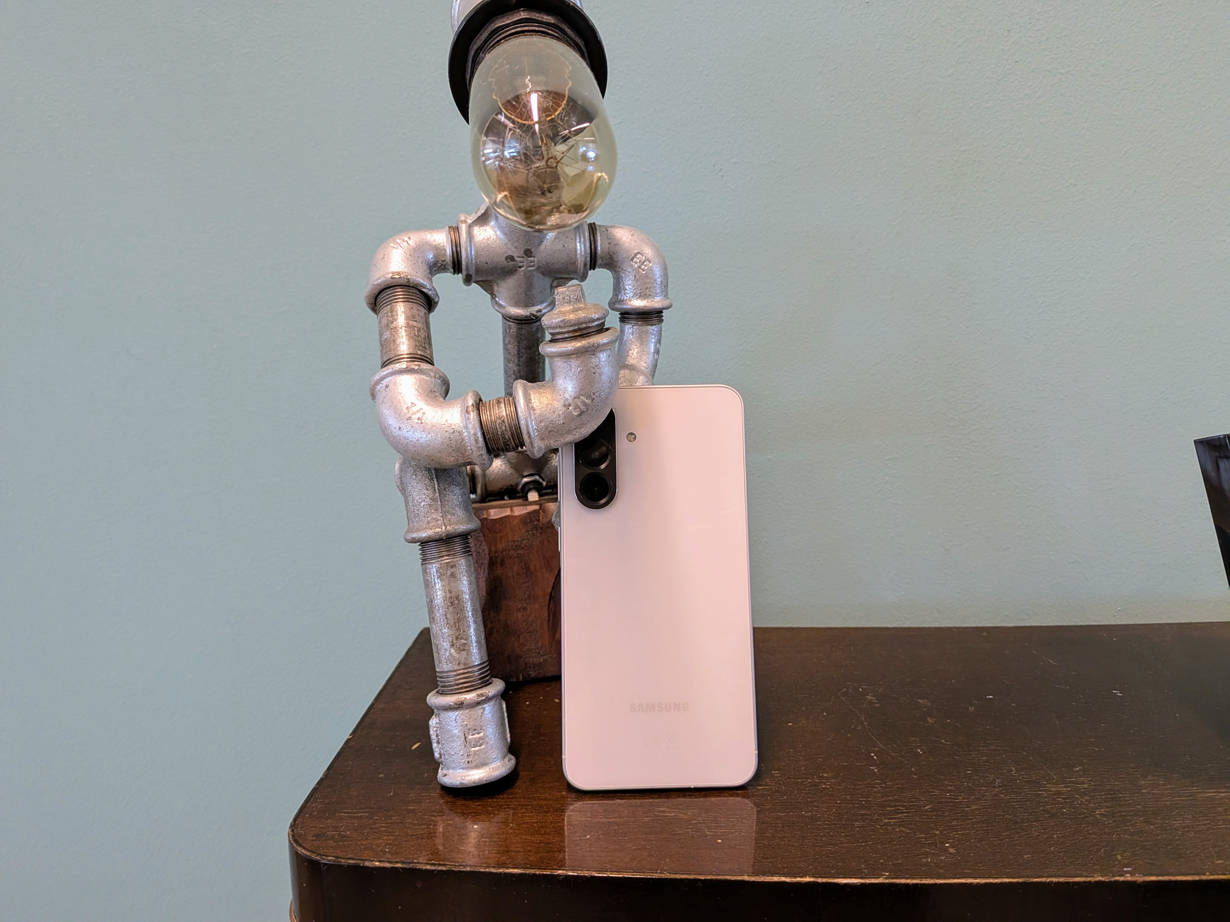 Samsung Galaxy a56 met robot
