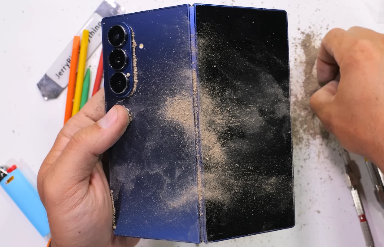 Breekt de dunnere Galaxy Z Fold 7 wel door midden in de test?