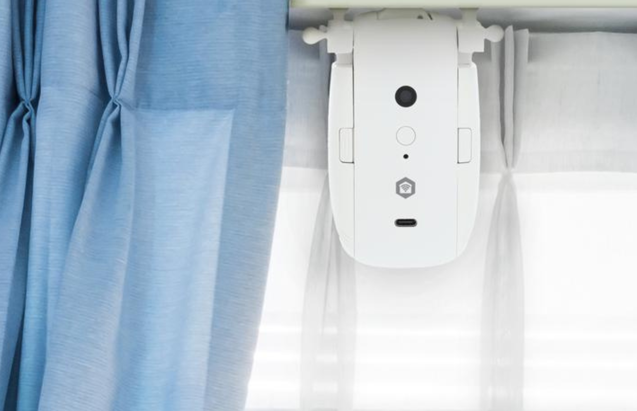 Deze Action robot opent je gordijnen voor je