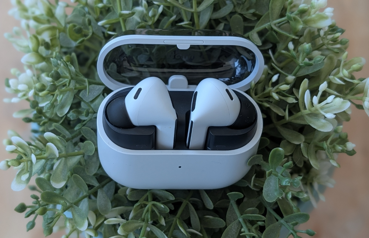 Samsung Galaxy Buds 3 FE met planten