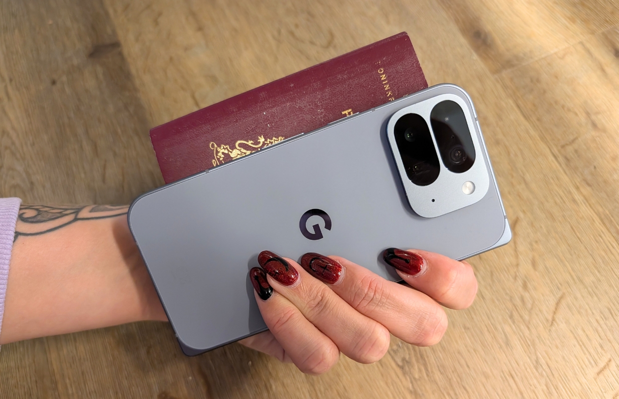 AW Poll: vind jij dat je je paspoort digitaal in je telefoon moet kunnen gebruiken?