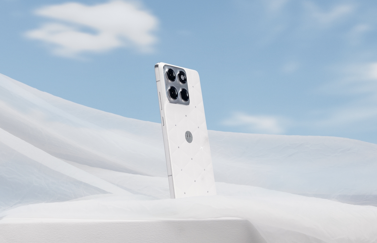 Pantone’s kleur van 2026 is Cloud Dancer: Motorola Edge 70 komt in die kleur uit