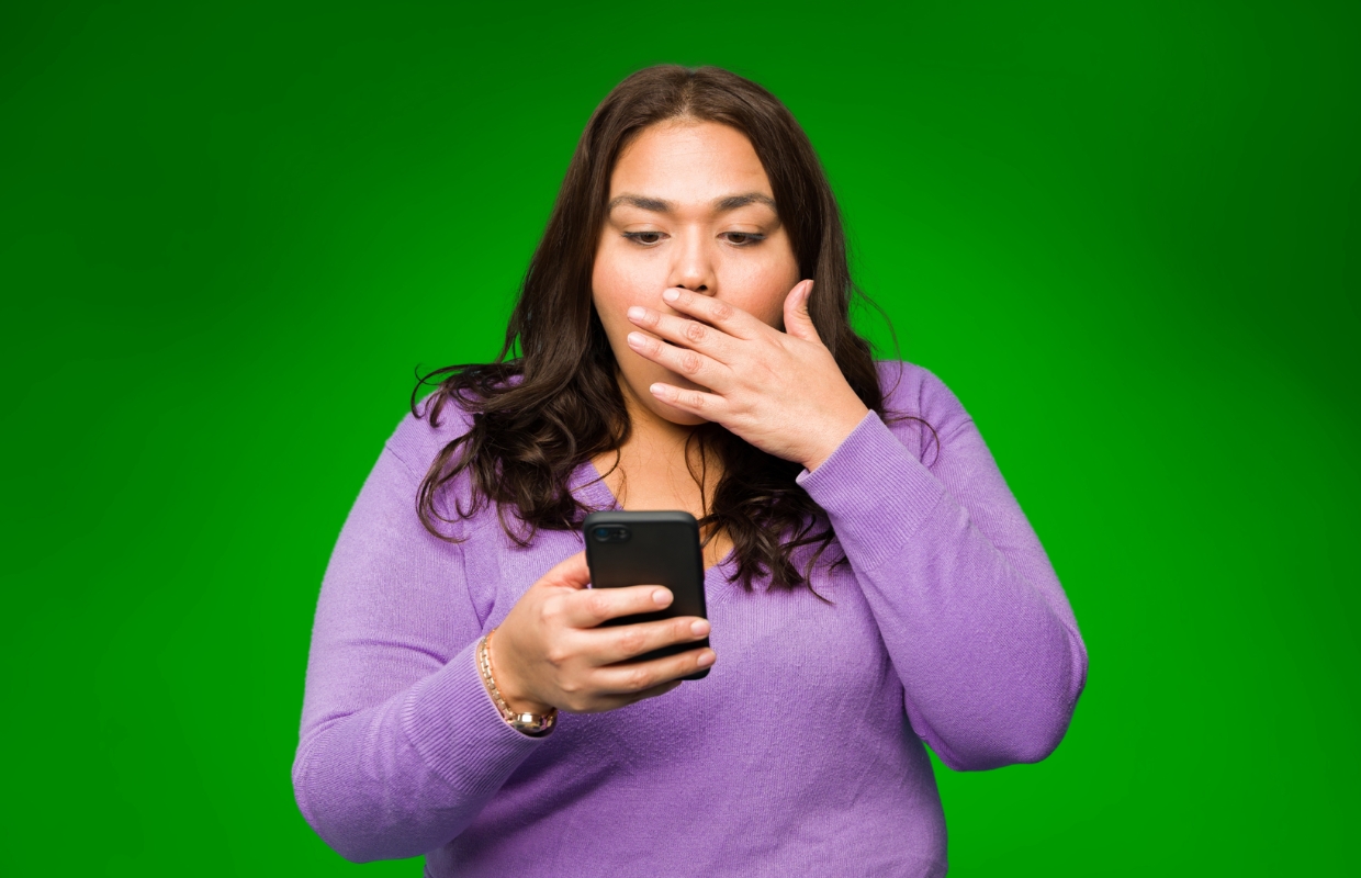 Zo proberen criminelen je met AI in WhatsApp-scams te laten trappen