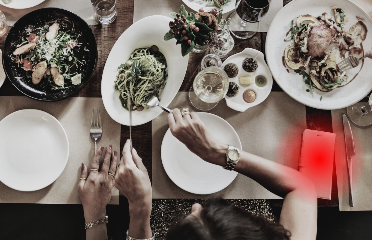 Waarom je je telefoon beter niet op tafel kunt leggen als je uit eten bent