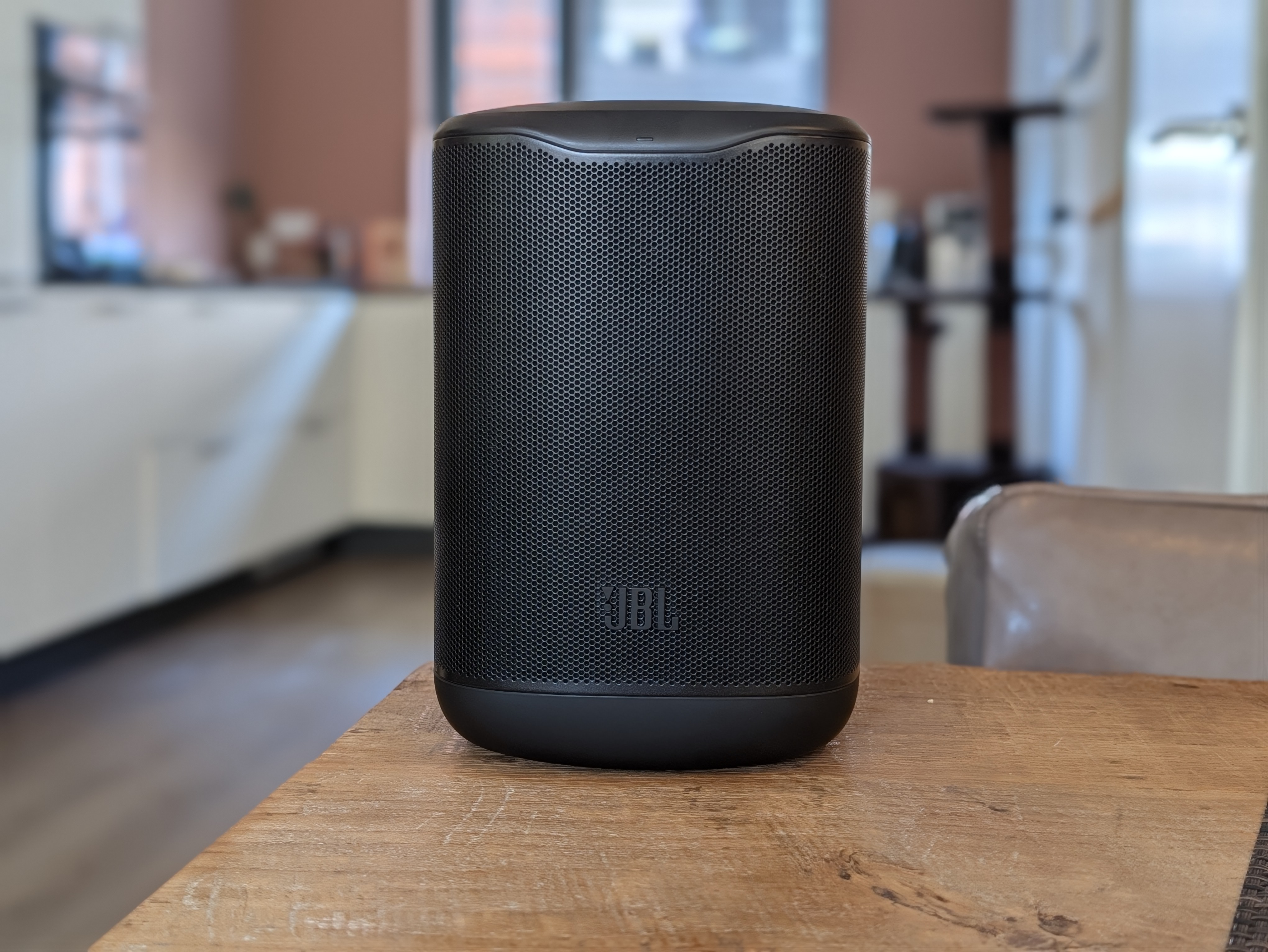 JBL Cove M1 op tafel